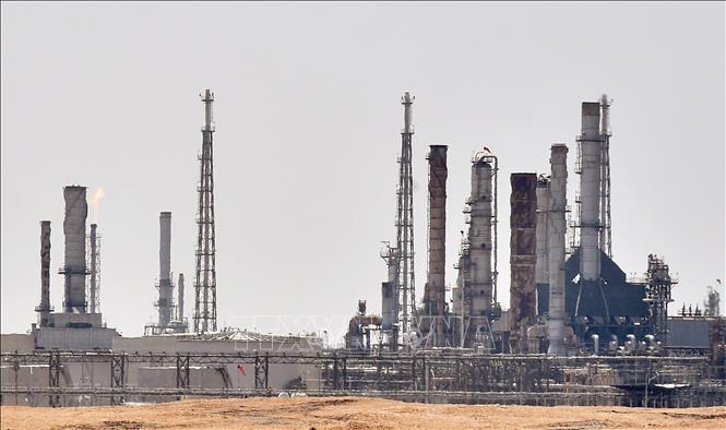 Một cơ sở khai thác dầu ở gần al-Khurj, phía nam thủ đô Riyadh của Saudi Arabia. Ảnh: AFP/TTXVN