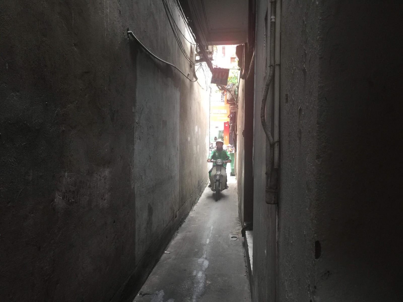 Ngõ trên phố Bạch Mai chỉ 1 xe máy đi lọt. Ảnh: Lê Phú