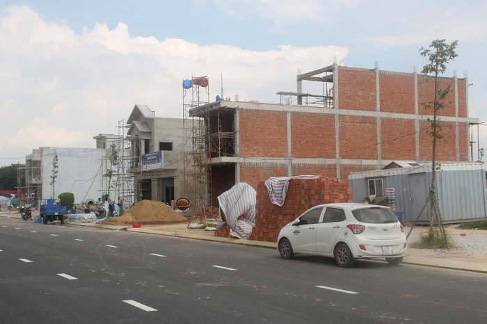 Người dân sau khi nhận tiền bồi thường đang xây nhà ở tại khu tái định cư Lộc An - Bình Sơn