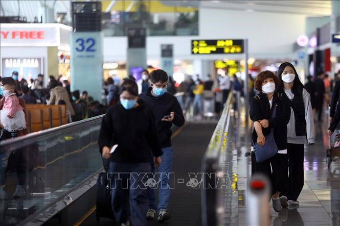 Hành khách đeo khẩu trang tại sân bay quốc tế Nội Bài. Ảnh: Huy Hùng/TTXVN Theo đó, Thứ trưởng Lê Anh Tuấn giao Cục Hàng không Việt Nam tiếp tục theo dõi sát tình hìn