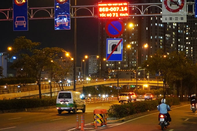 Bảng thông báo tốc độ gắn trên đường Võ Văn Kiệt, đoạn đầu đường hầm sông Sài Gòn phía quận 1. Hầm này được gắn bảng điện tử cả hai đầu. Ảnh: Gia Minh