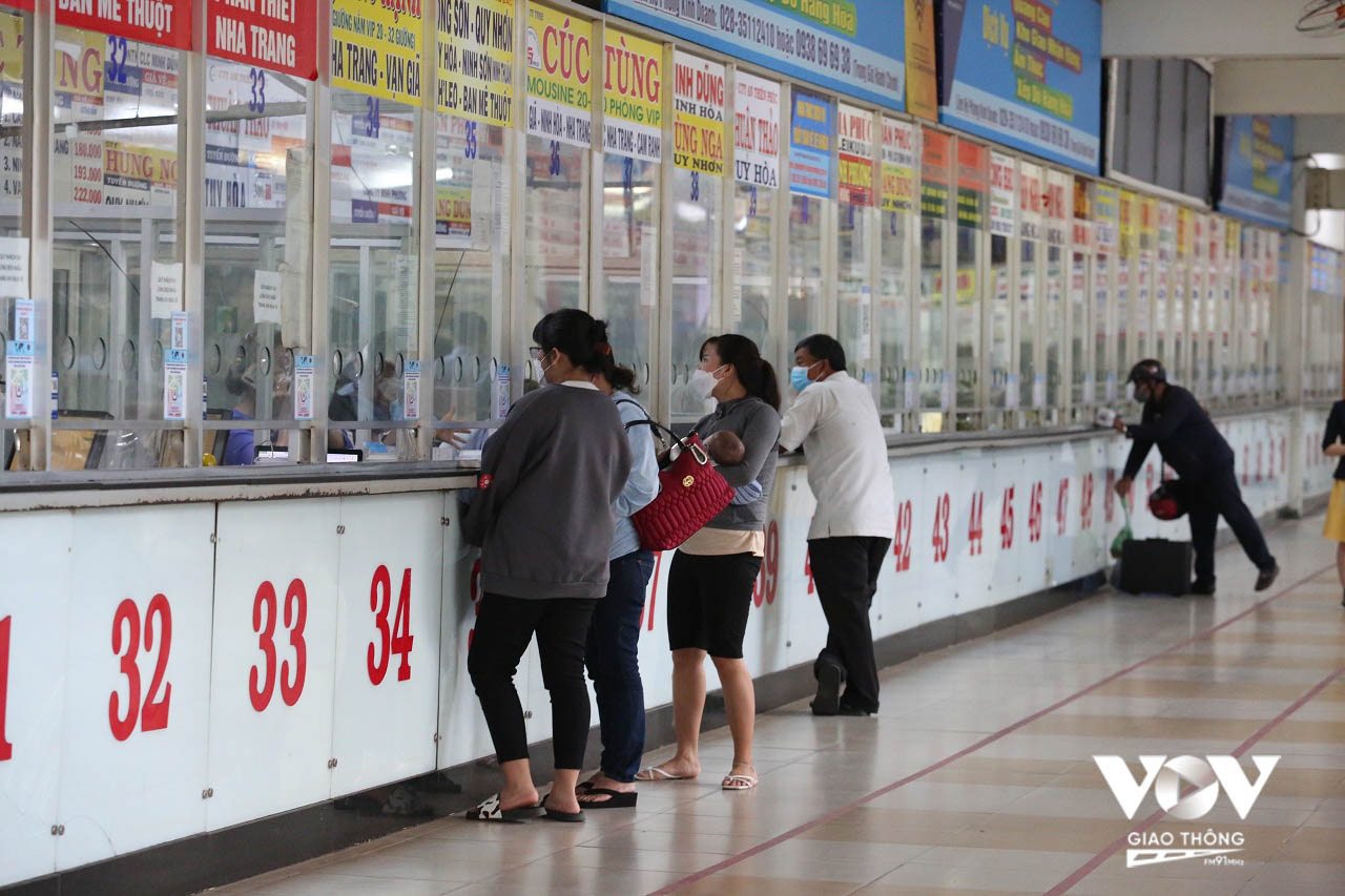 Lượng hành khách đến mua vé tại Bến xe Miền Đông vẫn chưa nhiều dù đã khá cận Tết