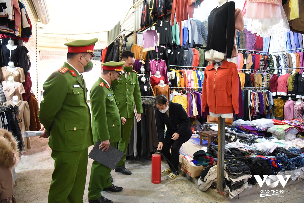 Lực lượng Cảnh sát PCCC&CNCH Công an huyện Phúc Thọ tuyên truyền đảm bảo an toàn PCCC tại các chợ trên địa bàn