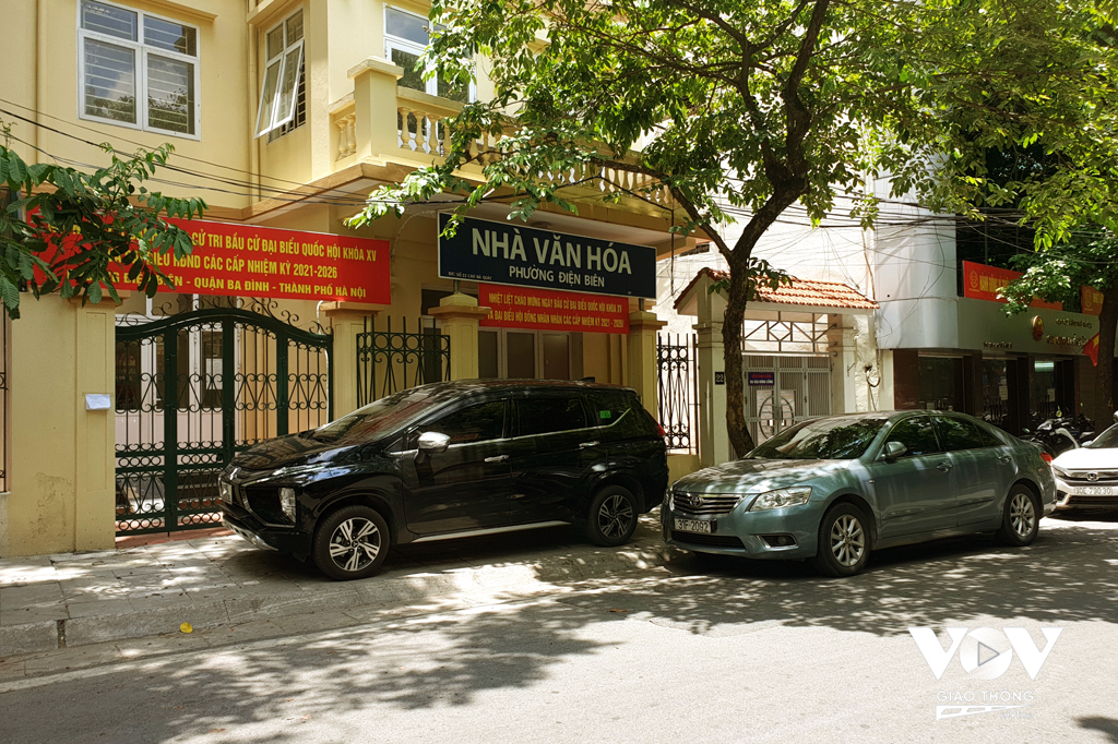 Thậm chí vỉa hè ngay trước nhà văn hóa phường Điện Biên cũng được 'tận dụng'