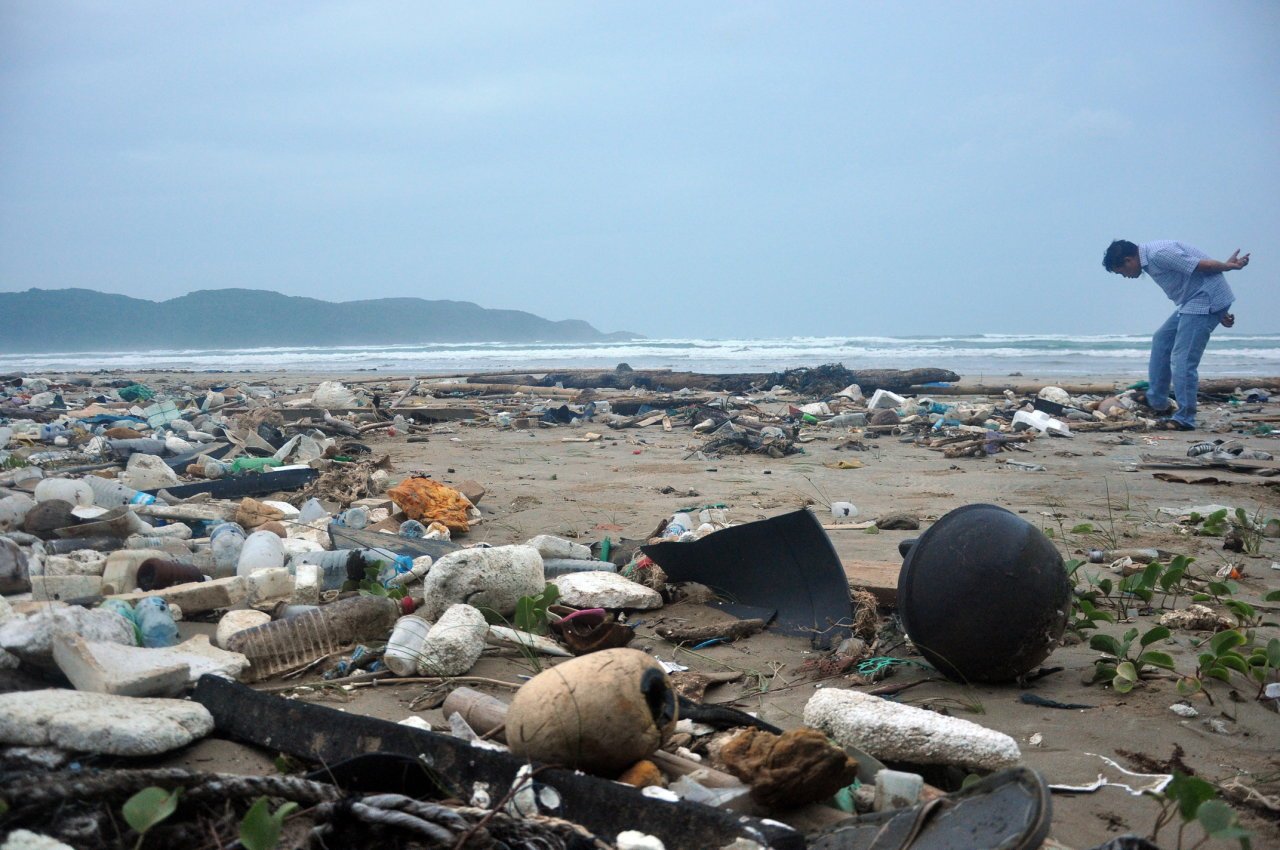 Côn Đảo bị 'xâm lấn' bởi rác thải nhựa