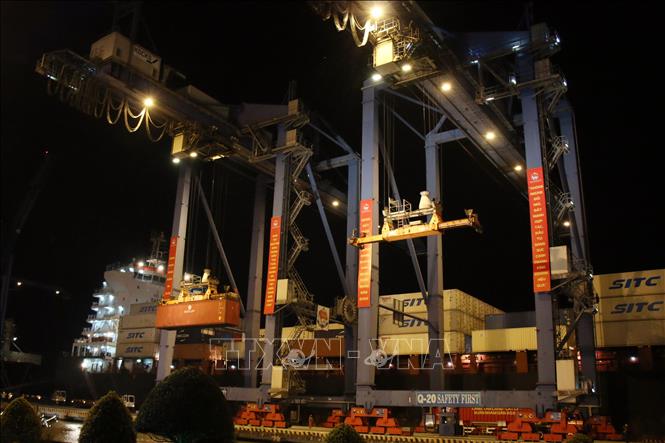Hoạt động bốc dỡ hàng hóa tại cảng Cát Lái (Ảnh: TTXVN)