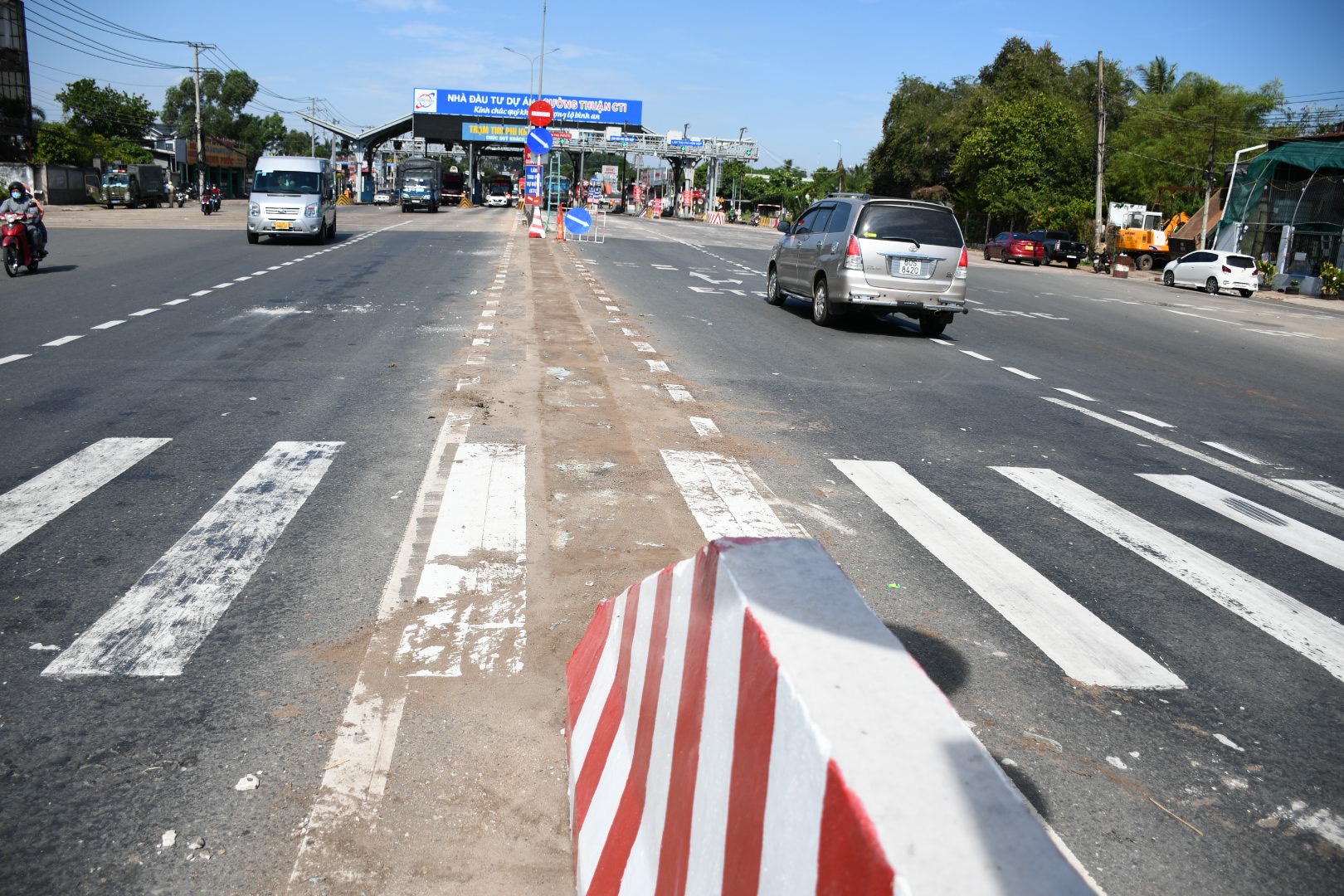 Dải phân cách cứng phía đông trạm thu phí BOT đường tránh Biên Hòa được mở sáng ngày 6/3 (Ảnh: Duy Phương)