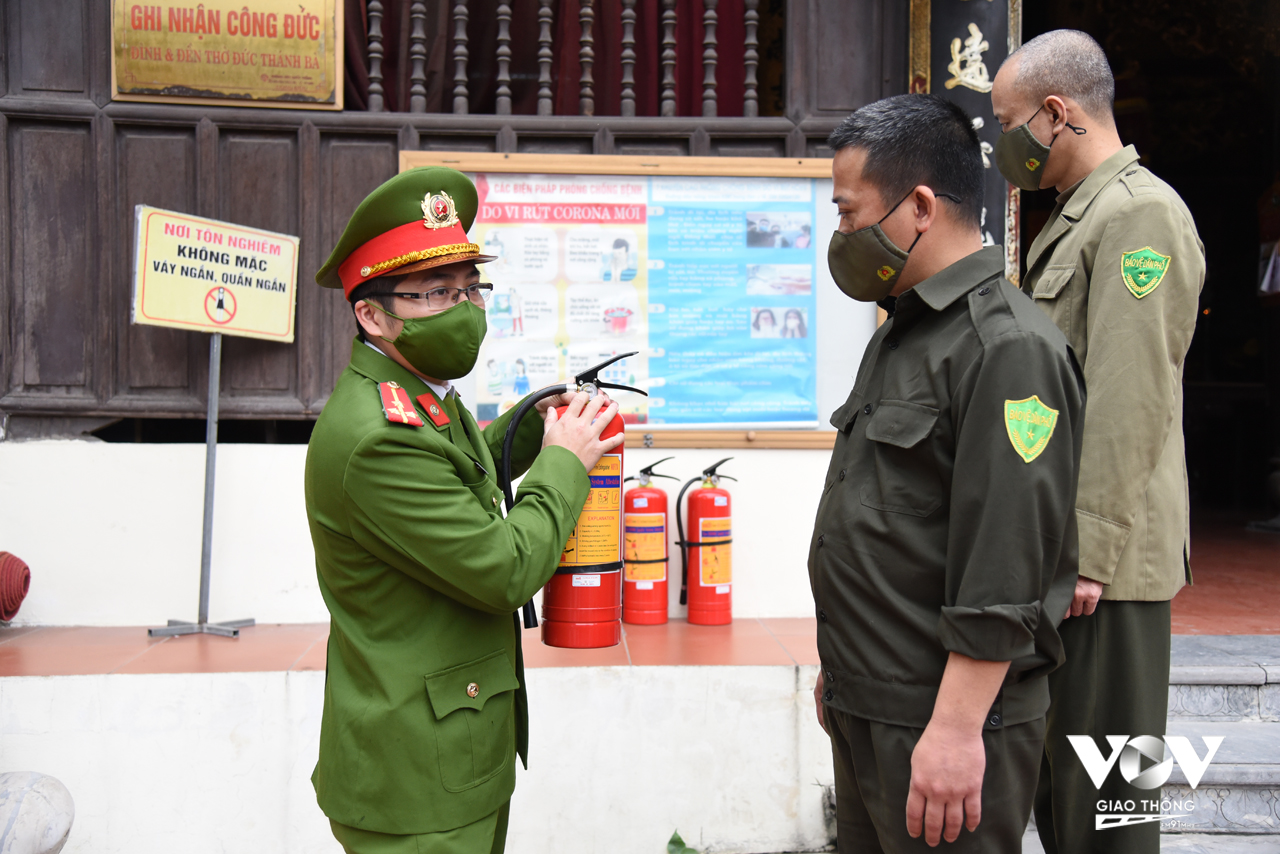 Cảnh sát PCCC&CNCH Công an quận Hà Đông tuyên truyền kỹ năng PCCC tại KDT Đình - Chùa - Bia Bà La Khê