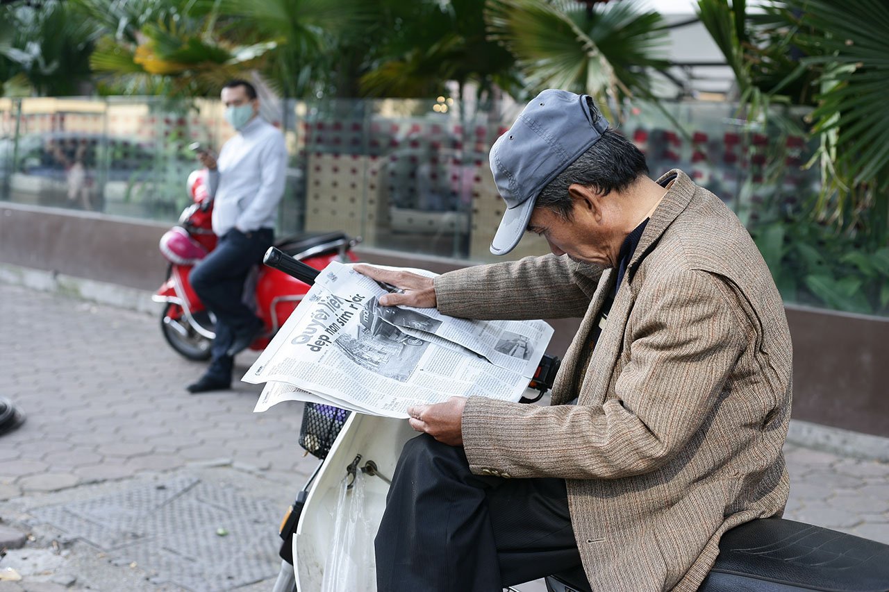 Báo giấy, chỉ còn người già và người nghèo đọc?