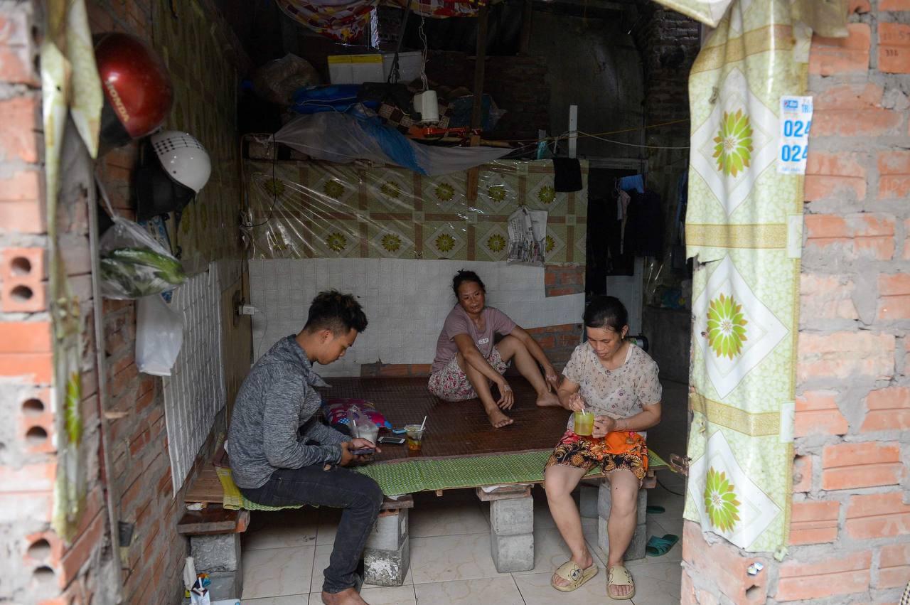 Nắng nóng và cuộc sống xóm trọ dưới chân cầu Long Biên