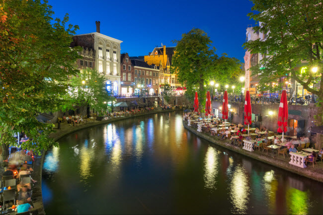 Utrecht, Hà Lan: Đây là một thành phố lâu đời với lịch sử có niên đại từ thời Trung Cổ. Thành phố nổi tiếng với hệ thống kênh Oudegracht, kết nối khu trung tâm.