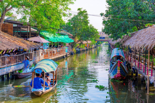 Bangkok, Thái Lan: Đây là thành phố đông đúc với khoảng 8 triệu dân. Bằng cách di chuyển bằng thuyền trên kênh, du khách có thể tránh được cảnh tắc đường xảy ra thường xuyên ở Bangkok.