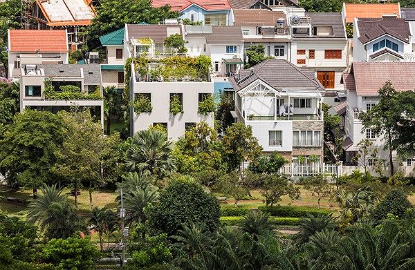 Bên cạnh khu dân cư là một công viên, nơi bắt nguồn ý tưởng của mang không gian sống xanh vào nhà.