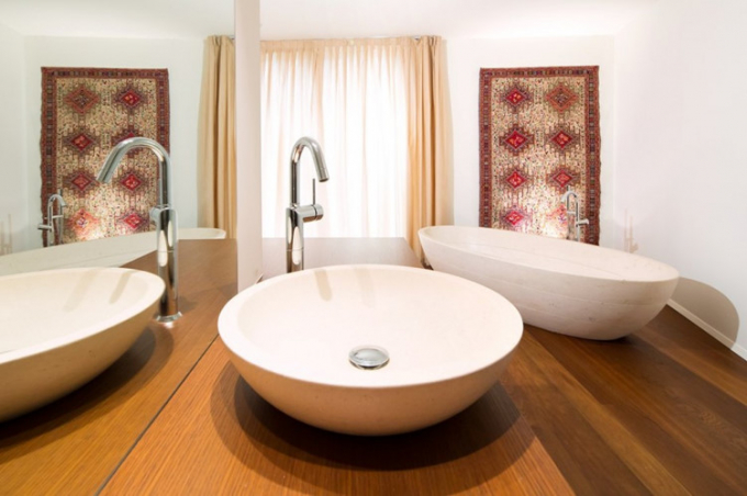 Phòng tắm kín đáo và sang trọng với sàn gỗ.