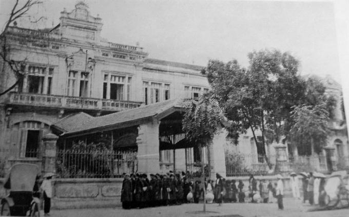 Giờ tan trường tại trường nữ sinh Đồng Khánh (nay là trường Trung học cơ sở Trưng Vương ở 26 Hàng Bài) ở Hà Nội đầu thế kỷ 20.