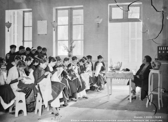 Giờ học may tại một lớp học ở trường nữ sinh Đồng Khánh, Hà Nội thập niên 1920.