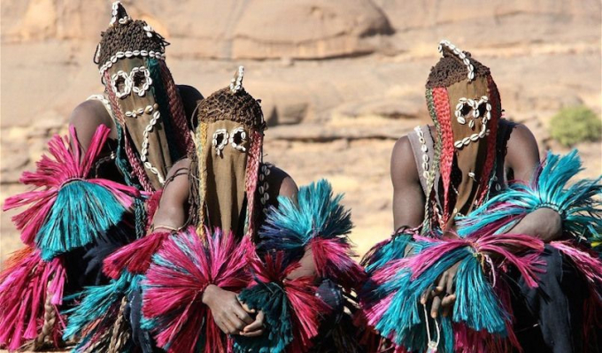 Vào những năm 1930, các nhà nhân chủng học đã phát hiện ra bộ tộc Dogon, sinh sống ở một số khu vực thuộc Tây Phi. Họ gần như cách ly hoàn toàn khỏi văn minh nhân loại nhưng lại kế thừa một nền văn hóa phong phú.