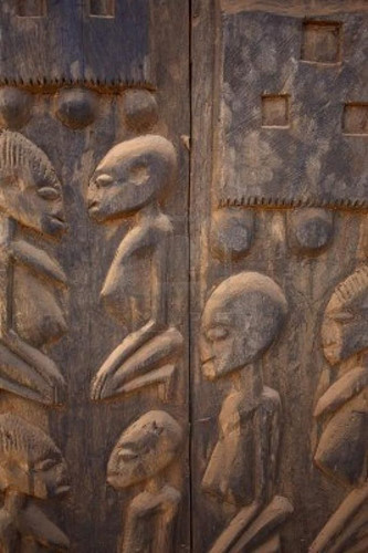 Ngày nay, hình tượng một chủng người kỳ lạ vẫn xuất hiện trong các bức vẽ và điêu khắc của người Dogon. Phải chăng đó chính là chủng người ngoài hành tinh được nhắc đến trong truyền thuyết Dogon?