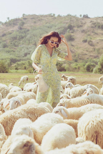 Trong những bức ảnh mới nhất thực hiện ở đồng cừu tại Bà Rịa - Vũng Tàu, siêu mẫu Thanh Hằng khiến fan phải ngưỡng mộ vì nhan sắc trẻ đẹp bất chấp thời gian.