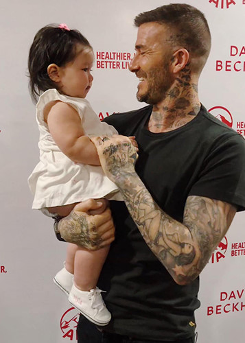 Tham gia một sự kiện mới đây tại Sài Gòn, cựu danh thủ David Beckham tỏ ra rất quý mến bé Myla - con gái của siêu mẫu Hà Anh.