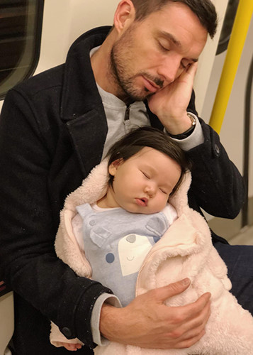 Khoảnh khắc đáng yêu của bé Myla say ngủ bên bố được Hà Anh đăng tải.