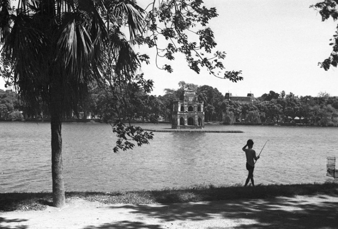 Cậu bé câu cá bên bờ H ồ Gươm, Hà Nội năm 1940.