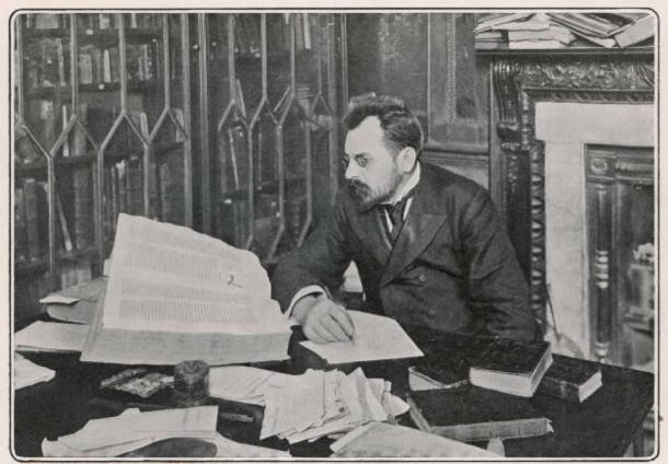 Cuốn sách bí ẩn này được đặt theo tên của Wilfrid Voynich - nhà buôn sách người Ba Lan đã mua bản thảo tại Italy năm 1912.