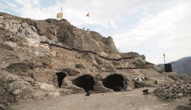 Bên trong lâu đài Tokat ở Thổ Nhĩ Kỳ, các chuyên gia đã phát hiện ngục tối với một số đường hầm bí mật cùng với các phòng giam.
