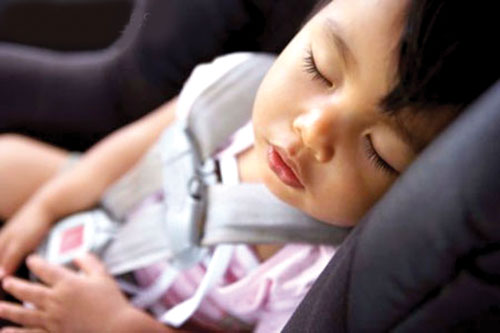 Cha mẹ nên sắp xếp thời gian khởi hành chuyến đi gần hoặc trùng với giờ ngủ trưa hoặc ngủ đêm của bé - Ảnh minh họa: Internet