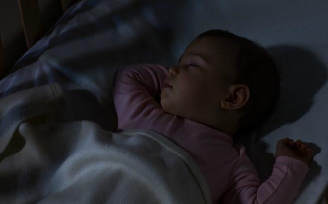 Thói quen thắp đèn sáng khi ngủ đã khiến con chị Meimei dậy thì sớm. Ảnh minh họa: Internet