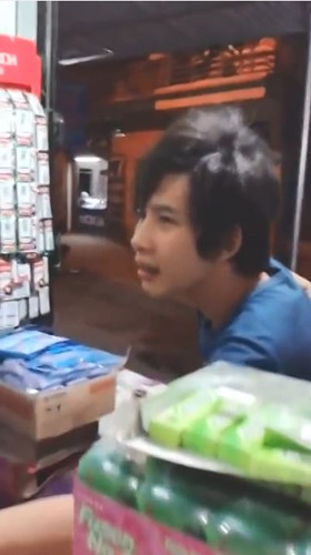 Năm 2014, cư dân mạng chia sẻ clip một chàng trai tán tỉnh cô gái tên Hương ở quầy bán tạp hóa với câu nói nổi tiếng 