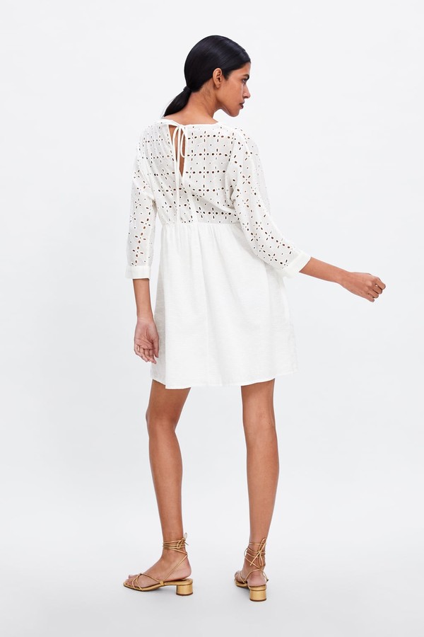 Linen là chất liệu “cộp mác” ngày hè, thêm họa tiết ren đục lỗ vừa xinh yêu lại tạo cảm giác nhẹ nhàng, thoải mái… Chiếc váy này là một sản phẩm cực hot hè 2019, và nó chỉ có giá 999 nghìn đồng mà thôi.