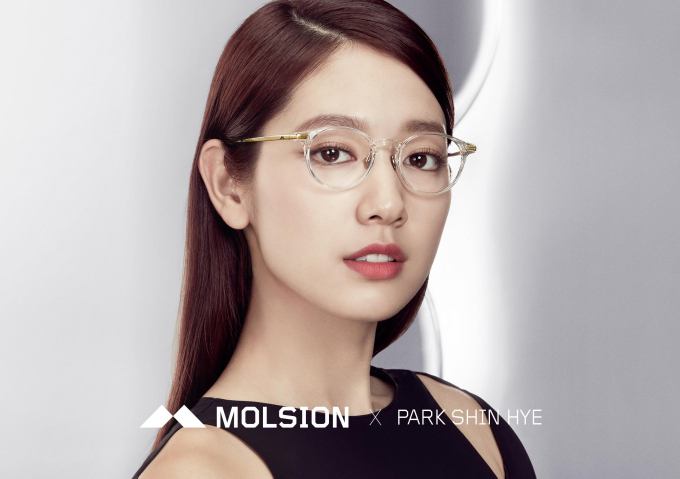 Nữ hoàng màn ảnh Hàn Quốc Park Shin Hye lựa chọn kính Molsion dành riêng cho mình. (Ảnh: Ngoisao.net)