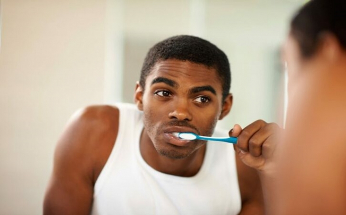 Đánh răng sau khi ăn: Các chuyên gia khuyên chúng ta nên đánh răng thường xuyên. Tuy nhiên, việc chải răng sau khi ăn các thực phẩm hay thức uống có tính axit cao sẽ làm hỏng men răng.