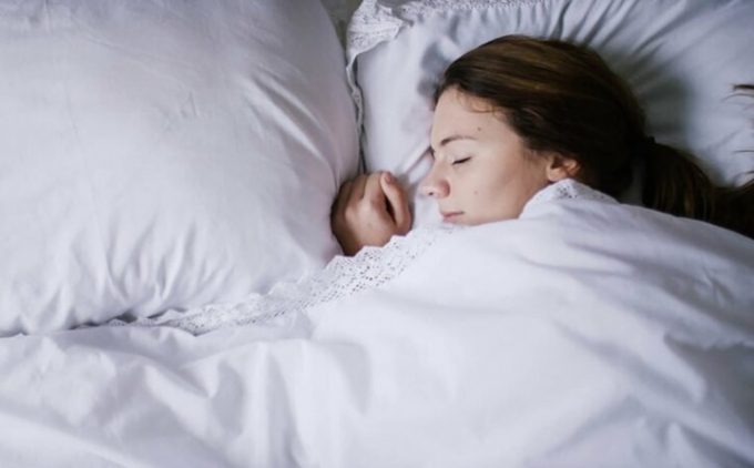 Ngủ nhiều: Ngủ đủ giấc có vai trò rất quan trọng đối với sức khỏe thể chất và tinh thần. Nhưng các nghiên cứu cho thấy, ngủ quá nhiều sẽ khiến cơ thể tích mỡ nhiều hơn, khiến bạn gặp vấn đề về khả năng tập trung, làm tăng lượng đường trong máu và tăng nguy cơ tử vong do các vấn đề về tim lên 34%.