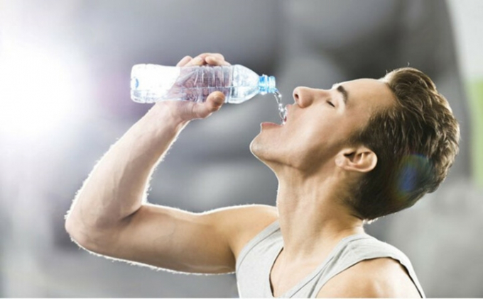 Uống nước: Nước là rất cần thiết, nhưng không nên quá lạm dụng nước. Uống quá nhiều nước có thể làm loãng các chất điện giải trong máu. Đặc biệt, với những người tập luyện thể thao, uống nhiều nước dẫn đến nguy cơ hạ natri trong máu, nguy cơ co giật, hôn mê và thậm chí là tử vong.