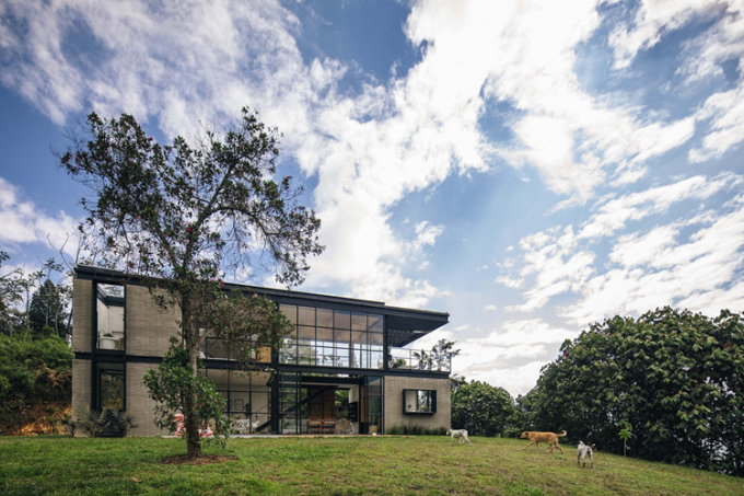 Tọa lạc tại La Estrella (Colombia), ngôi nhà có tên Candelaria House do hãng kiến trúc Llano Arquitectos thiết kế.