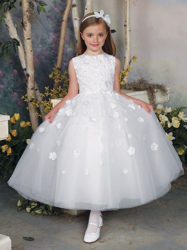 Những bộ váy có độ dài tới mắt cá chân giúp bé gái trông thật điệu đà dễ thương như một nàng công chúa