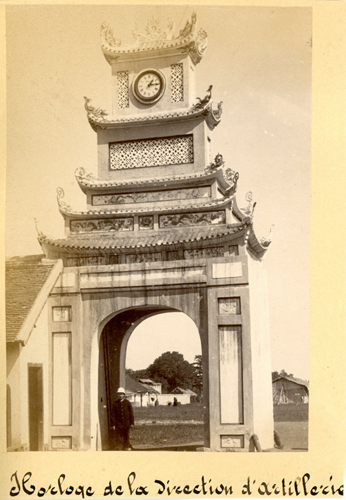 Đồng hồ trên cổng của Sở chỉ huy Pháo binh Pháp trong thành Hà Nội năm 1885.