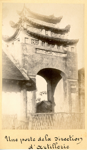 Một chiếc cổng trong khu vực Sở chỉ huy Pháo Binh.