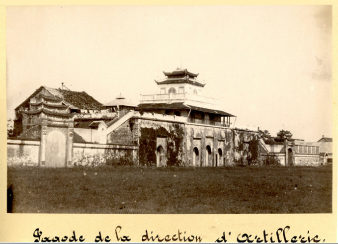 Lầu Đoan Môn - một công trình biểu tượng của Hoàng thành Thăng Long, thời điểm năm 1885 nằm trong khu vực Sở chỉ huy Pháo Binh.