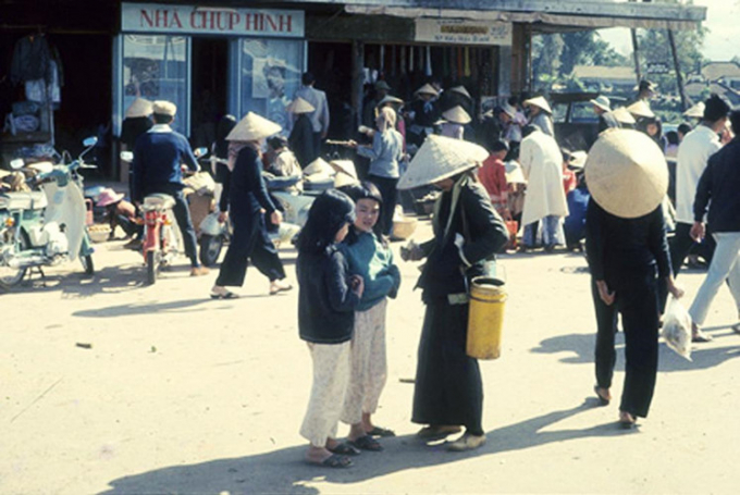 Bức ảnh được chụp vào năm 1968 đã tái hiện lại phần nào khung cảnh đông đúc, tấp nập ở chợ Đà Lạt xưa. Nón lá và chiếc làn đựng hàng hóa là những hình ảnh rất đỗi quen thuộc, không thể thiếu khi đi chợ của phụ nữ Việt thời kỳ đó. Ảnh: Ogden Williams.