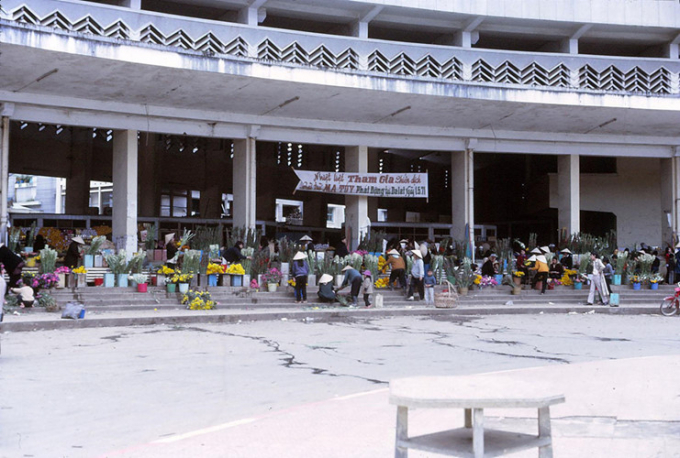 Được xây dựng từ năm 1929, chợ Đà Lạt là một trong những khu vực giao thương nhộn nhịp, sầm uất của thành phố thuộc tỉnh Lâm Đồng. Nằm trong khu trung tâm Hòa Bình, nơi đây hiện còn là di tích lịch sử quan trọng và ý nghĩa. Ảnh: Tom Petersen.