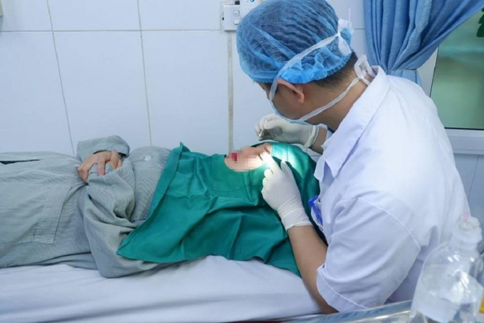 Bệnh nhân được khắc phục tình trạng chảy máu tại BV E, Hà Nội. Ảnh: HÀ PHƯỢNG