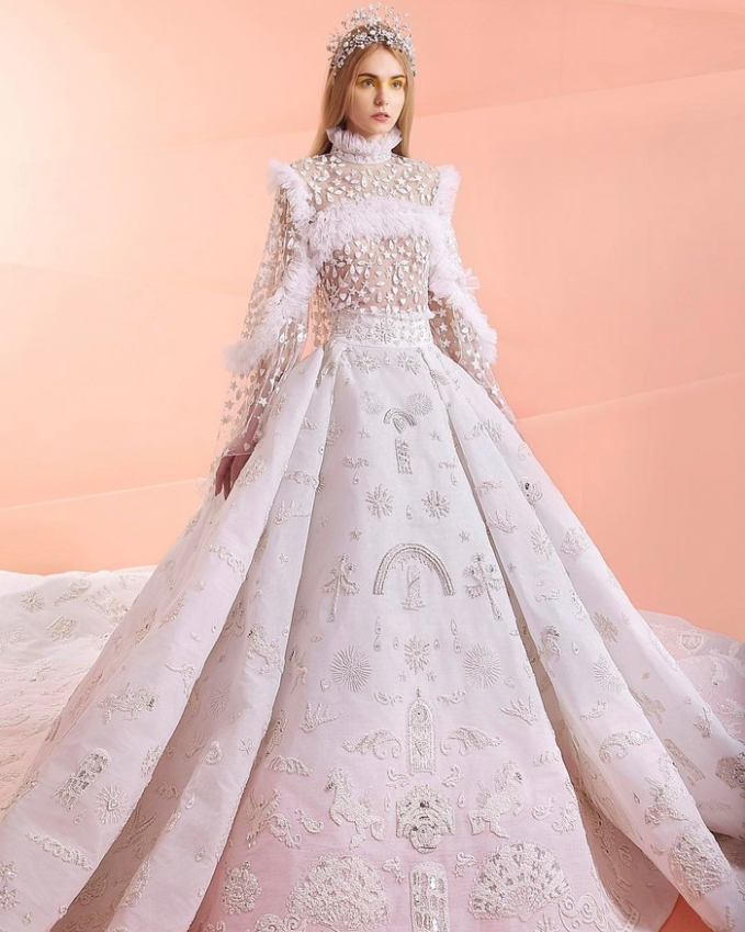 Nhà thiết kế thời trang người Lebanon Rami Kadi đã quyết định biến một chiếc váy cưới thành một câu chuyện cổ tích về các loài động vật khác nhau và các hiện tượng tự nhiên khác nhau. Chiếc váy cưới này thực sự có thể tôn lên sự sang trọng và giàu có cho nàng dâu.