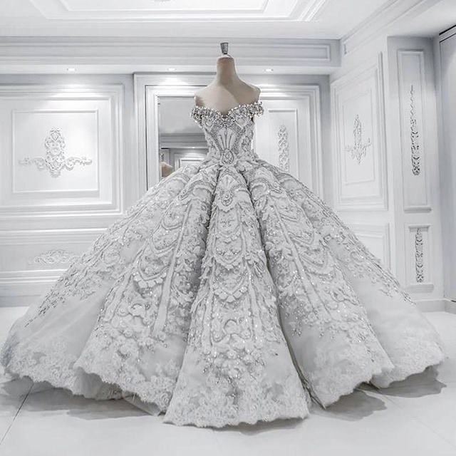 Chiếc váy cưới của nhà thiết kế Jacy Kay trông vô cùng hoành tráng và đồ sộ. Váy có vẻ hơi nặng nề, với những họa tiết đá và phụ kiện đính nặng khoảng 20kg.