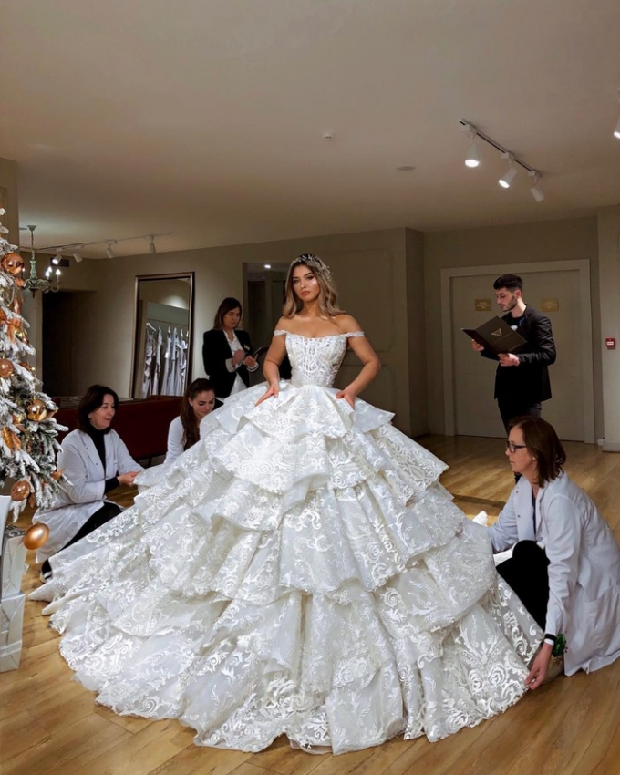 Valdrin Sahiti - nhà thiết kế người Albania đã tạo ra bộ váy cưới xếp tầng lộng lẫy này. Diện chiếc váy cưới xếp tầng nàng sẽ như một cô công chúa bước ra từ câu chuyện cổ tích.