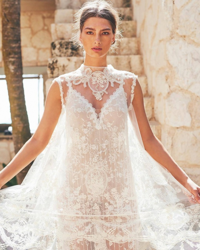 Đây là chiếc váy cưới đại diện cho không khí hoặc tâm hồn của nhà thiết kế người Israel Galia Lahav.