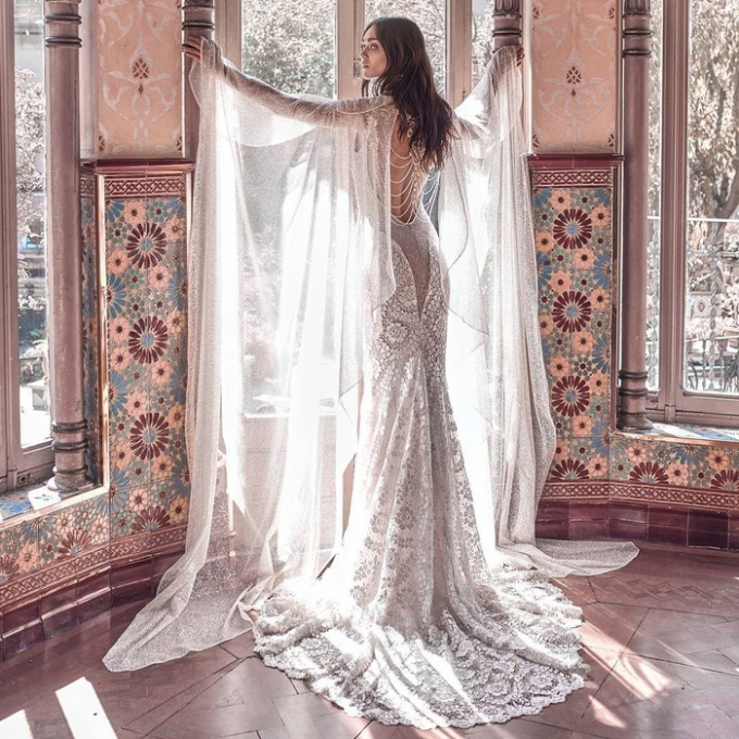 Một chiếc váy khác của Galia Lahav thể hiện tinh thần tự do. Phong cách yêu thích của nhà thiết kế là phong cách quyến rũ kết hợp boho.