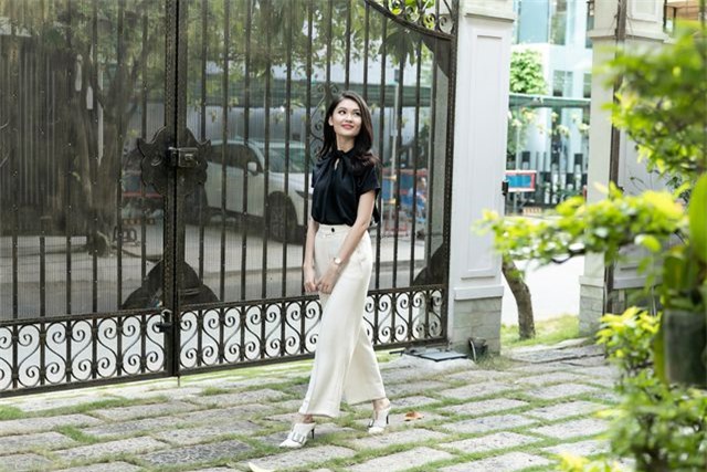 Á hậu Thùy Dung hào hứng khi được đến thăm biệt thự của vợ chồng diễn viên Hiền Mai - Ảnh: Internet